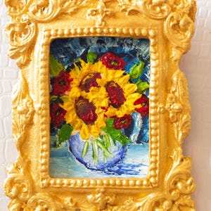 Pintura al óleo en miniatura realista para casa de muñecas: girasol en marco dorado vintage con imán. Regalo para una amiga en el Día de la Madre.