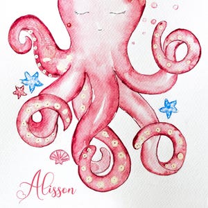Peut inclure: Illustration à l'aquarelle d'une pieuvre rose avec une couronne de fleurs, les yeux fermés et des tentacules enroulées. Comprend des étoiles de mer bleues, des bulles, le nom "Alisson", la date "24 Janvier 2020" et le poids "3 g 500".