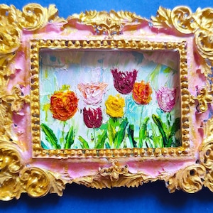 Pintura al óleo en miniatura realista para casa de muñecas: tulipán en marco dorado vintage con imán. Regalo para una amiga en el Día de la Madre.