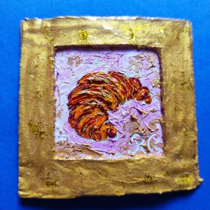 Miniatura de croissant con marco dorado, hecha a mano, obra de arte realista para casa de muñecas, regalo para una amiga.