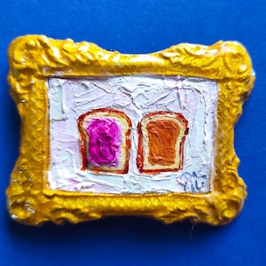 Pintura al óleo en miniatura "Tostada con mermelada y mantequilla de cacahuete" en marco dorado con imán - Obra de arte para casa de muñecas