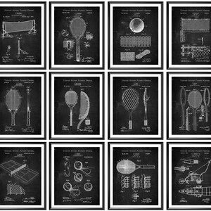 Può includere: Una collezione di stampe di brevetti in bianco e nero incorniciate con invenzioni relative al tennis. Le stampe mostrano diagrammi dettagliati di racchette da tennis, reti, palline e layout di campi, con testo che indica l'Ufficio Brevetti degli Stati Uniti.