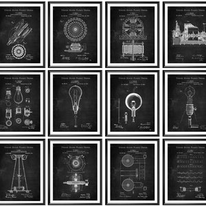 Könnte beinhalten: Ein Set aus 12 Schwarzweiß-Vintage-Patentdrucken mit Illustrationen von elektrischen Erfindungen. Die Drucke sind in schwarzen Rahmen gerahmt und haben einen verwitterten, kreidetafelartigen Hintergrund.