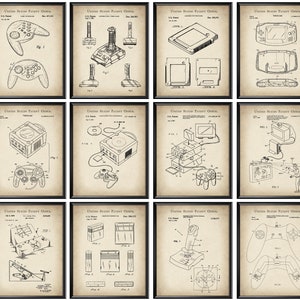 Peut inclure: Un ensemble de 12 dessins de brevets vintage en noir et blanc de consoles et de manettes de jeux vidéo. Les dessins comprennent le Nintendo Entertainment System, la Super Nintendo Entertainment System, la Sega Genesis, l'Atari 2600, la Nintendo 64, la Sega Dreamcast, la Game Boy, la Game Boy Color, la Game Boy Advance, la PlayStation, la PlayStation 2 et la Xbox.