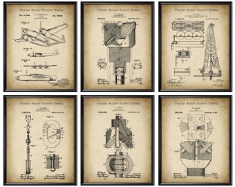 Könnte beinhalten: Ein Satz von sechs Vintage-Patentdrucken mit Schwarzweißillustrationen verschiedener Erfindungen. Die Drucke sind in schwarzen Rahmen gerahmt und haben einen beigefarbenen Hintergrund. Die Drucke beinhalten ein Patent für ein Flugzeug, eine Bohranlage und eine mechanische Vorrichtung.
