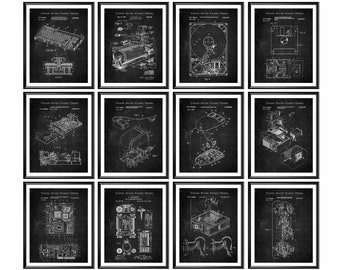 Könnte beinhalten: Ein Set mit 12 Schwarzweiß-Drucken von historischen Computerpatenten. Die Drucke zeigen Zeichnungen verschiedener Computerkomponenten, darunter eine Tastatur, eine Diskette, eine Festplatte, eine Maus und ein Motherboard. Jeder Druck enthält den Text "United States Patent Office" und die Patentnummer.