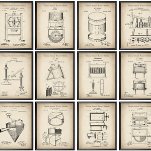 Könnte beinhalten: Ein Satz von 12 Vintage-Patentzeichnungen in Schwarzweiß für verschiedene Erfindungen. Die Zeichnungen sind in schwarzen Rahmen gerahmt und haben einen beigefarbenen Hintergrund. Die Zeichnungen sind alle im gleichen Stil gehalten und zeigen detaillierte Illustrationen der Erfindungen.
