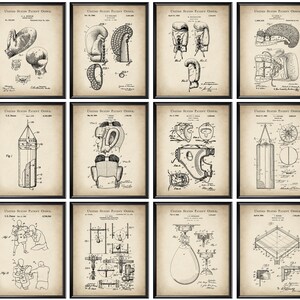 Puede incluir: Un conjunto de 12 ilustraciones vintage en blanco y negro de equipos y técnicas de boxeo. Las ilustraciones están en el estilo de los dibujos de patentes y presentan guantes de boxeo, un saco de boxeo, un protector de cabeza y un ring de boxeo.