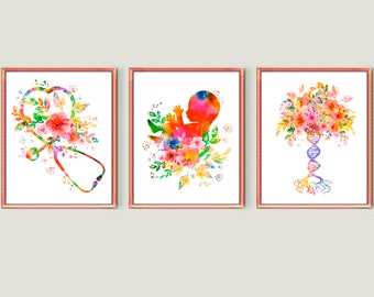 Op de afbeelding: Drie aquarellen in lijst. De eerste afbeelding toont een stethoscoop met bloemen. De tweede afbeelding toont een foetus met bloemen. De derde afbeelding toont een DNA-streng met bloemen.