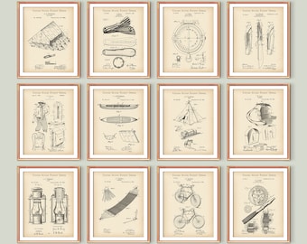 Op de afbeelding: Een verzameling van twaalf ingelijste vintage patentprints. Elke print toont een gedetailleerde zwart-wit illustratie van outdoor- en kampeermateriaal, waaronder een tent, kompas, mes en fiets. De prints worden weergegeven op een neutrale achtergrond.