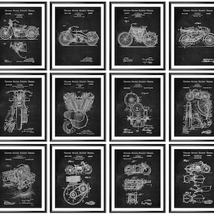 Puede incluir: Un conjunto de 12 impresiones de patentes de motocicletas vintage en blanco y negro. Cada impresión presenta un diseño de motocicleta diferente y está enmarcada en un marco negro.