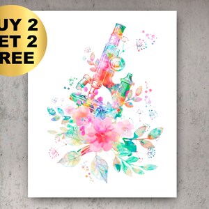 Può includere: Un'illustrazione ad acquerello di un microscopio vintage con dettagli floreali rosa, blu e verdi. Il microscopio è circondato da fiori e foglie.