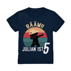 Bääm Geburtstagsshirt 3. 4. 5. 6. 7. 8. 9. Geburtstag Jungen T-Shirt mit Namen Personalisiert Motto Dabbing Kindergeburtstag Kinder Name Navy