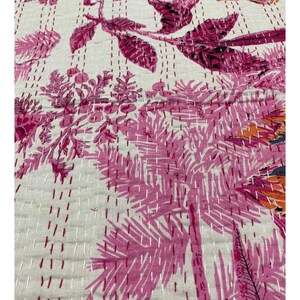 Puede incluir: Una colcha kantha de algod&oacute;n blanco con un patr&oacute;n floral rosa. La colcha est&aacute; cosida a mano y presenta una variedad de dise&ntilde;os florales, incluyendo hojas, flores y enredaderas.