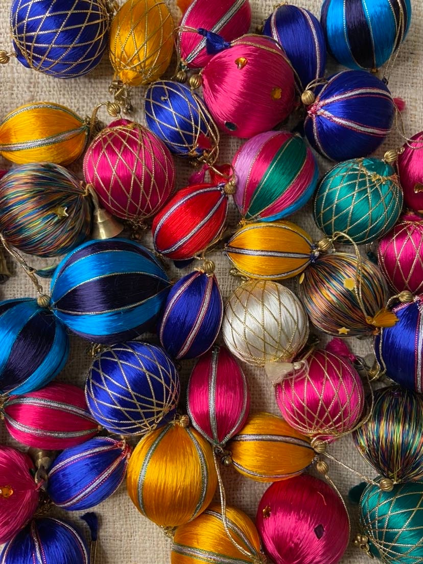 Lot De 19 Boules De Sapin Vintage Fil De Soie + Décorations - Noël Rétro
