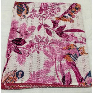 Puede incluir: Colcha kantha rosa y blanca con un patr&oacute;n floral y de p&aacute;jaros. La colcha est&aacute; cosida a mano y presenta una variedad de p&aacute;jaros y flores.