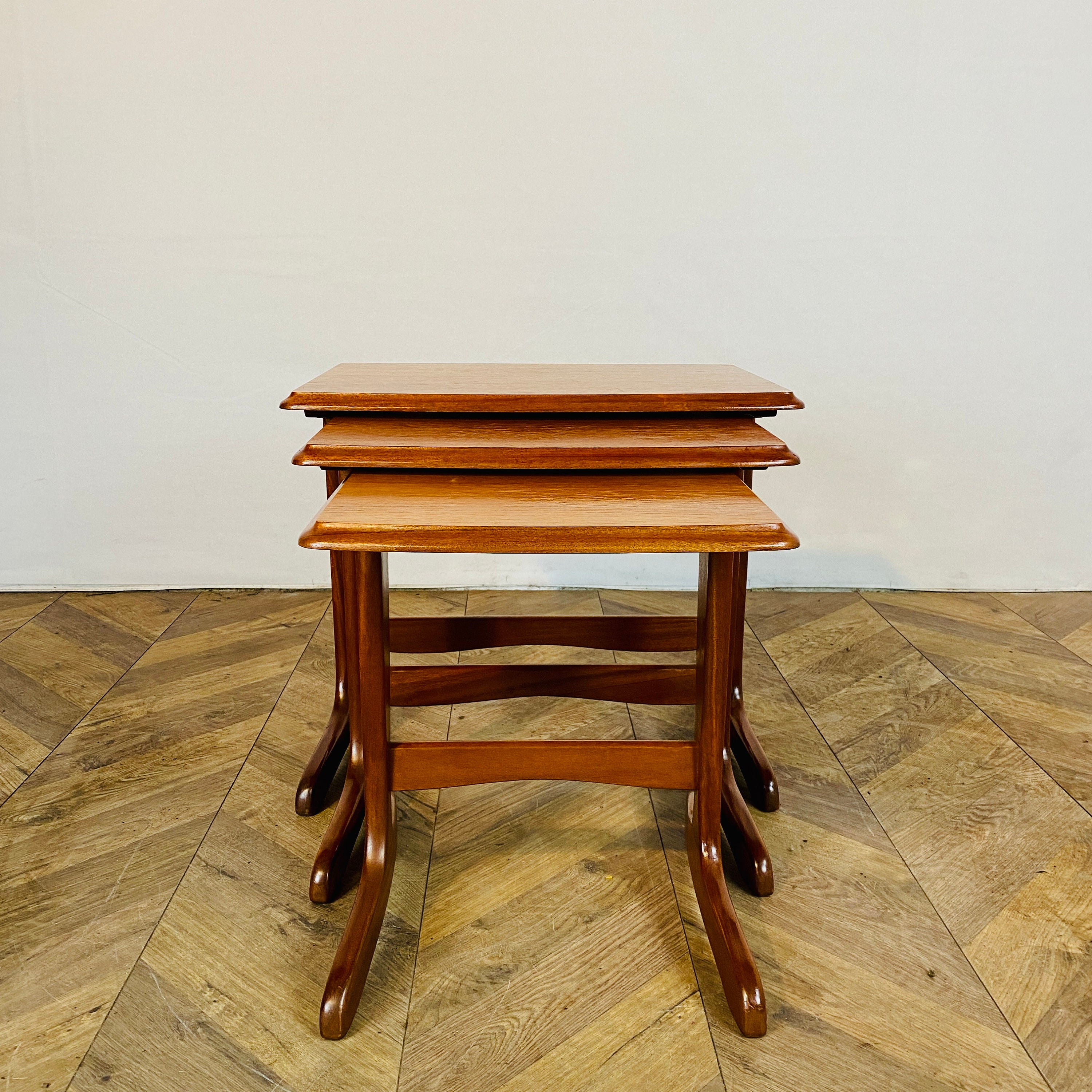 Norsk nest outlet of tables
