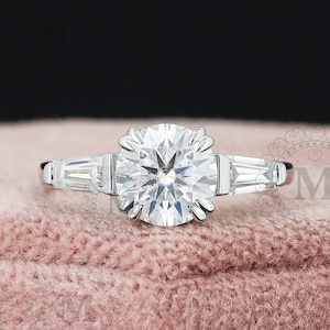 1,5 CT Drei-Stein-Smaragdschliff Moissanite Verlobungsring Seite Trapez Moissanite Drei-Stein-Verlobungsring Smaragdschliff Versprechen Ring