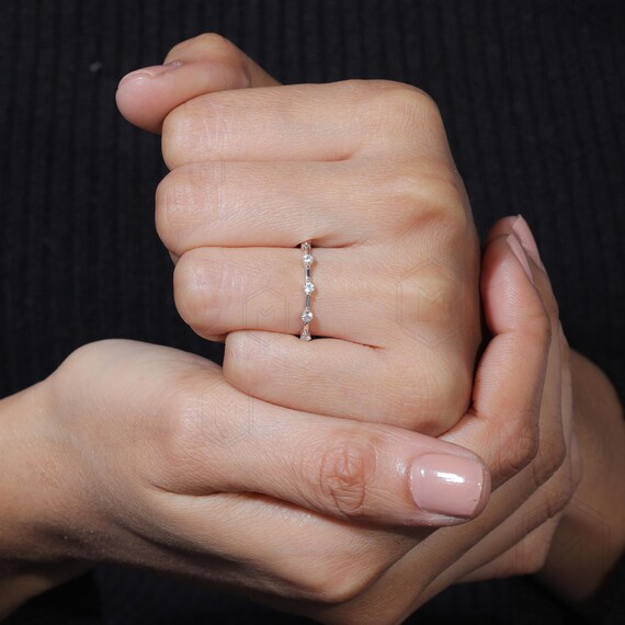 フローティングバブルダイヤモンド結婚指輪 2.2 MM ラウンドモアッサ