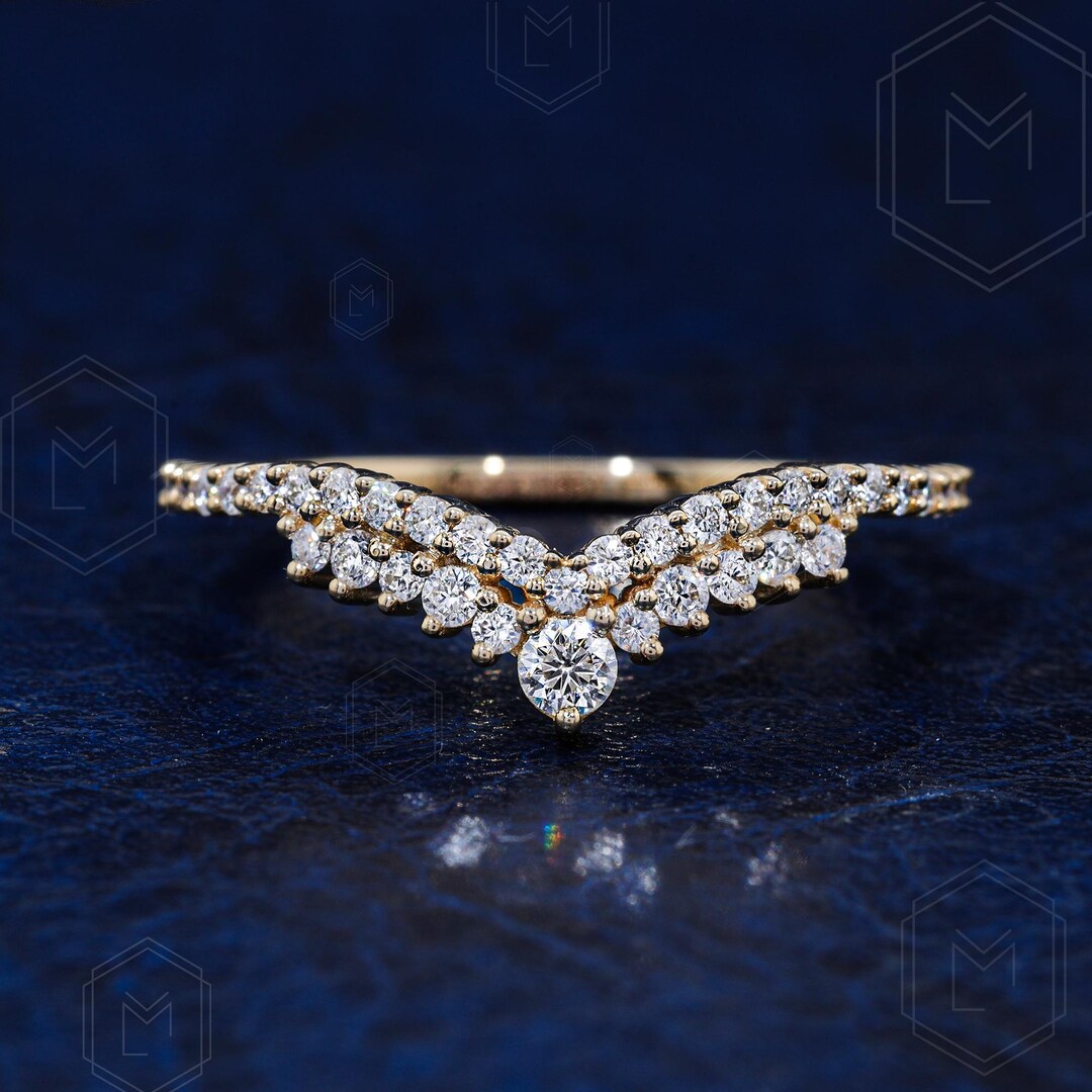 V字型シェブロン結婚指輪 0.44 TCW ラウンドカット モアッサナイト