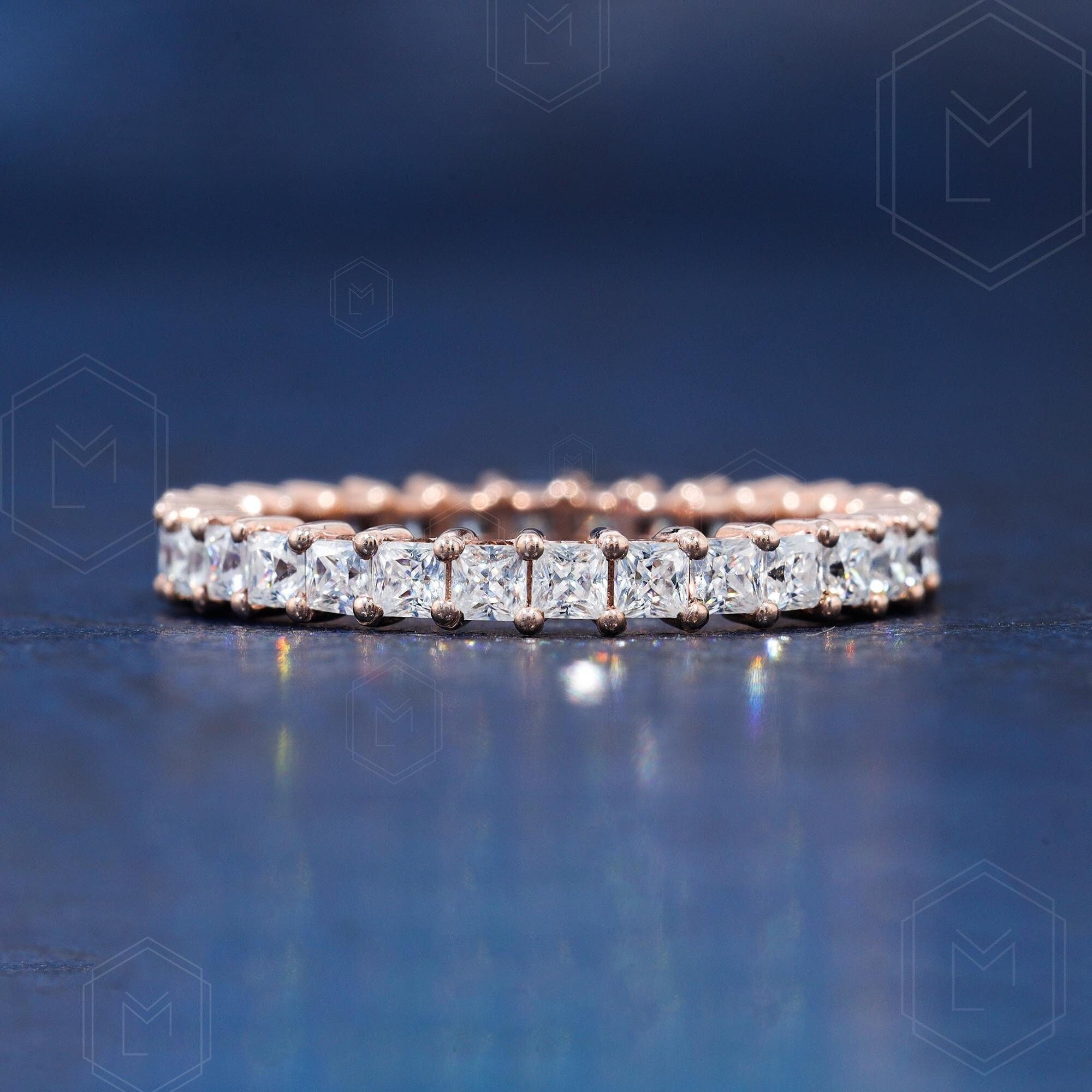 プリンセスカットの結婚指輪 2mm プリンセスカラーレスモアッサナイト