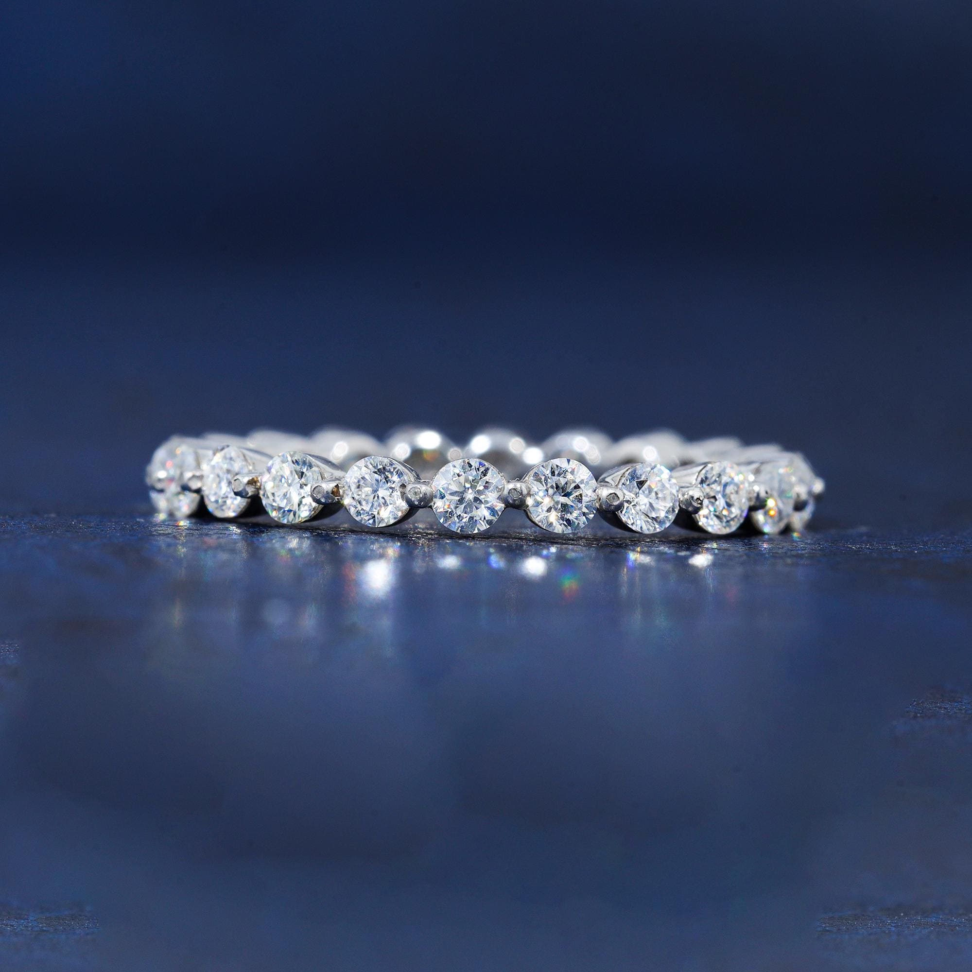 2.4 MM ラウンドカット 無色モアッサナイト 結婚指輪 フローティング