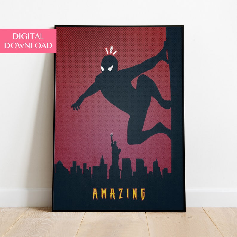 Op de afbeelding: Een digitale illustratie van Spiderman in een zwart silhouet, die een gebouw beklimt voor de skyline van New York City. De achtergrond is een verloop van rood en roze met een stippenpatroon in comic-stijl. De tekst "AMAZING" is in geel onderaan de afbeelding gedrukt.
