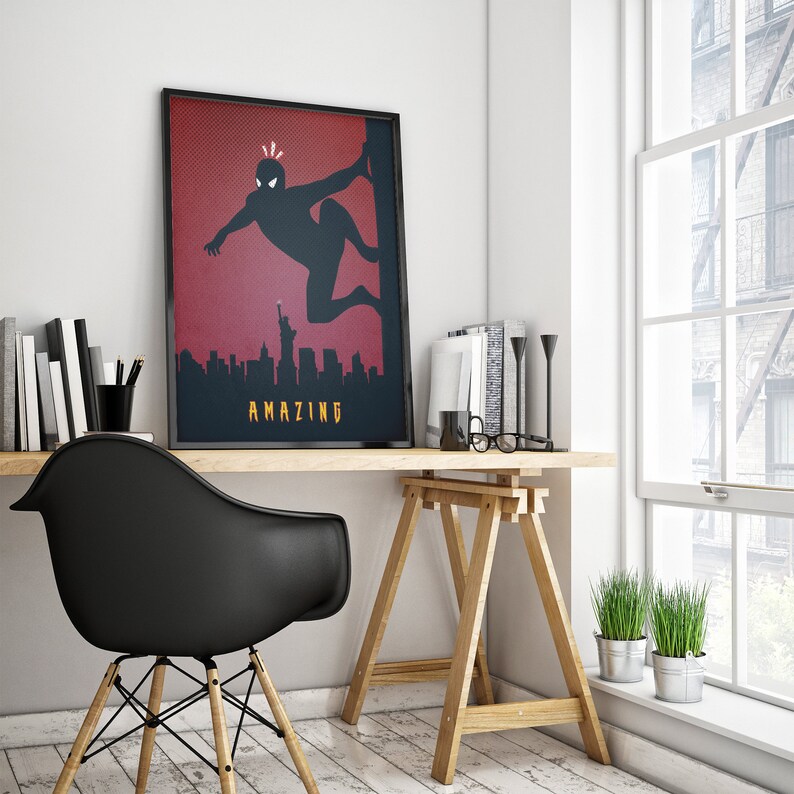 Op de afbeelding: Een zwarte en rode poster met een silhouet van een superheld in een stadsbeeld. De tekst "AMAZING" staat onderaan de poster.