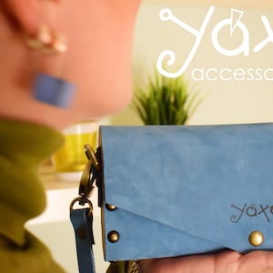 Cartera de madera de cuero azul bebé hecha a mano / Estuche para teléfono unisex / Bolso de mano tipo sobre compacto