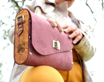 Bolso clutch de piel color morado de madera de olivo. Monedero de madera de diseño. Bolso duradero de madera como bandolera.