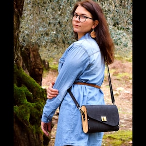 Pochette personnalisée en cuir nubuck noir et bois d'olivier - Sac femme minimaliste