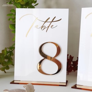 Weiße Acryl-Tischnummern zur Hochzeit mit Ständer und 3D-Zahlen aus goldenem Spiegelacryl