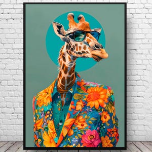 Puede incluir: Una jirafa con gafas de sol y un traje de estampado floral colorido. La jirafa está de pie sobre un fondo turquesa con un círculo azul detrás de su cabeza.