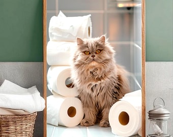 Puede incluir: Un gato esponjoso, de color marrón claro con ojos amarillos, se sienta en un baño rodeado de rollos de papel higiénico blanco. El gato está mirando directamente a la cámara.