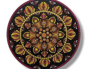 Mandala rosso dipinto a mano su base rotonda in legno - 40 cm