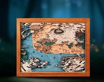 Pode incluir: Um mapa de madeira emoldurado com um design detalhado e em camadas. O mapa apresenta massas terrestres em tons de castanho e verde, rodeadas por águas azuis. A moldura é de um tom de madeira quente e natural, e inclui rótulos de texto.