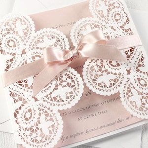 Invitation de mariage cartes d'invitation découpé au laser enveloppe anniversaire baptême cartes dentelle Pink Invitations DIY