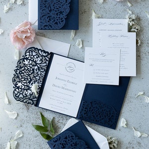DIY Invitations découpées au laser de mariage bleu marine dans un dossier