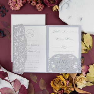Invitations découpées au laser de mariage grises dans un dossier avec une impression personnalisée avec votre propre texte