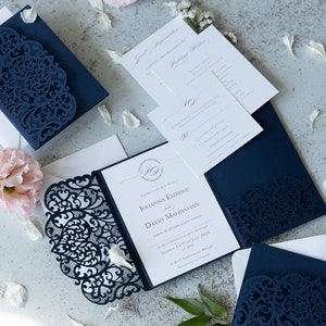 Invitations découpées au laser de mariage bleu marine dans un dossier avec une impression personnalisée avec votre propre texte