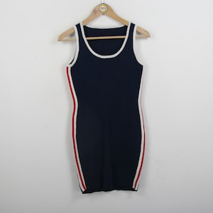 Könnte beinhalten: Ein ärmelloses Kleid in Marineblau mit weißen und roten Streifen an den Seiten.