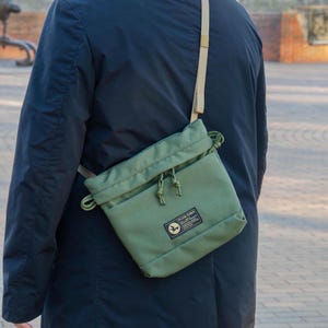 Bolso bandolera de cordura para hombre, bolso bandolera multibolsillos EDC, práctico bolso bandolera para hombre, bolso para teléfono y billetera, ideal como regalo para hombre.