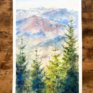 Aquarelle originale, art mural ciel coloré, paysage de montagne, forêt de pins.
