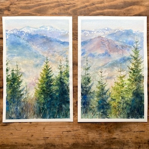 Dipinto originale ad acquerello raffigurante una foresta sullo sfondo di montagne blu, paesaggi montani italiani.