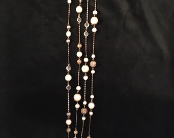 Collar de cadena extra larga con piedras claras y perlas falsas de 35"