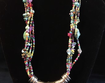 Collar de cuentas de colores con piedras variadas