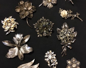 11 tono plateado y un poco de broche/pin de pedrería