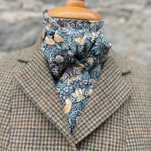 Shaped Stocktie - The strawberry thief collection