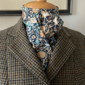 Shaped stock tie