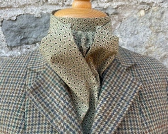 Elegant shaped stocktie in an olive green